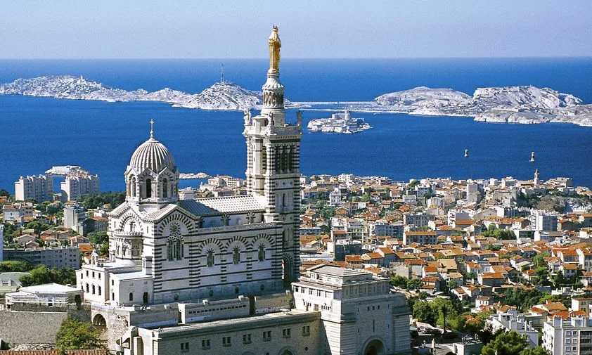 CBD près de la cathédrale notre dame de la garde